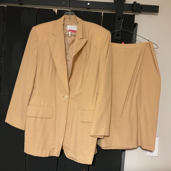 Jacket and skirt set in size 10 - Picture 3 of 5